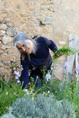 monica marti recollint flors al seu jardí